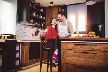 Güzel bir çift kucaklaşıyor ve gülümsüyor. 