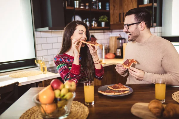 Młoda para cieszyć się w domu jedzenie pizza. — Zdjęcie stockowe