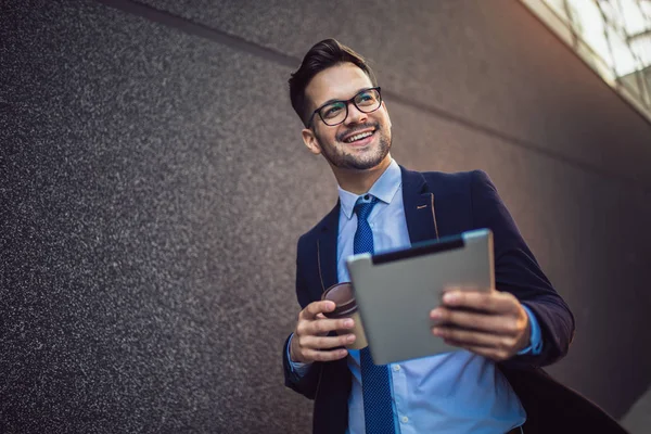 Retrato de homem de negócios em óculos segurando tablet — Fotografia de Stock