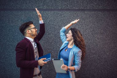 İş ortağı olarak yakışıklı erkek ve güzel kadın kutlama yapıyor..