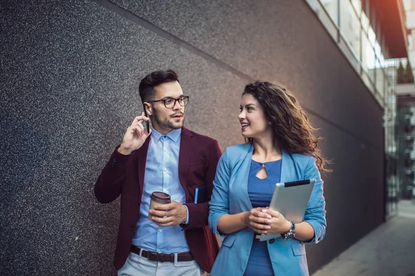 Knappe man en mooie vrouw als zakelijke partners met behulp van Digi — Stockfoto