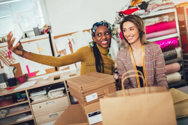 Online verkoop. Werkende vrouwen in hun winkel. Ze accepteren nieuwe o — Stockfoto