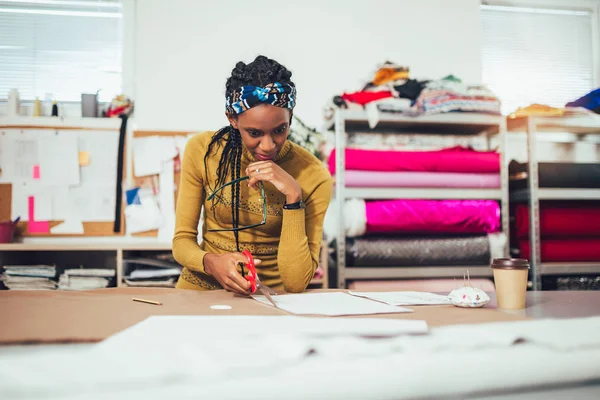 Joven empresaria africana, o diseñadora de moda que trabaja en — Foto de Stock