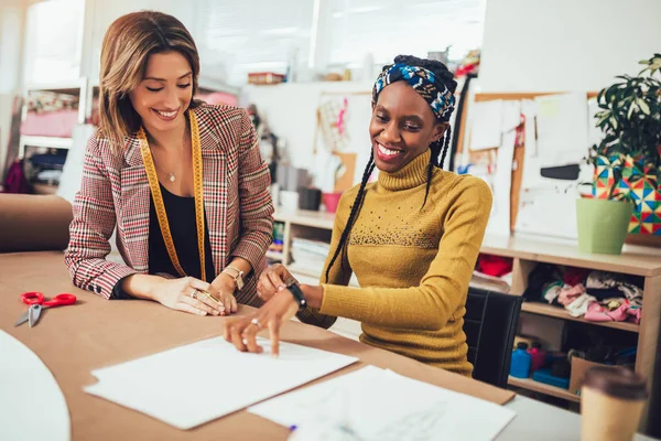 Duas jovens empresárias, ou designers de moda que trabalham em — Fotografia de Stock