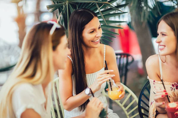 Mooie meisjes drinken cocktail in cafe en hebben plezier. — Stockfoto