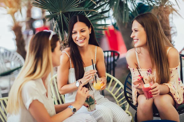 Mooie meisjes drinken cocktail in cafe en hebben plezier. — Stockfoto