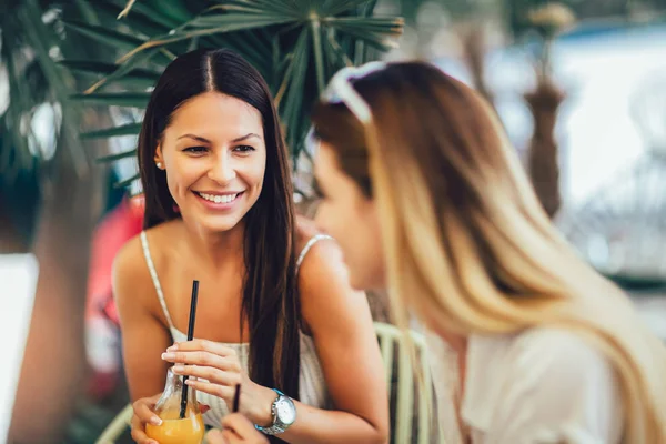 Красиві дівчата п'ють коктейль в кафе і розважаються . — стокове фото