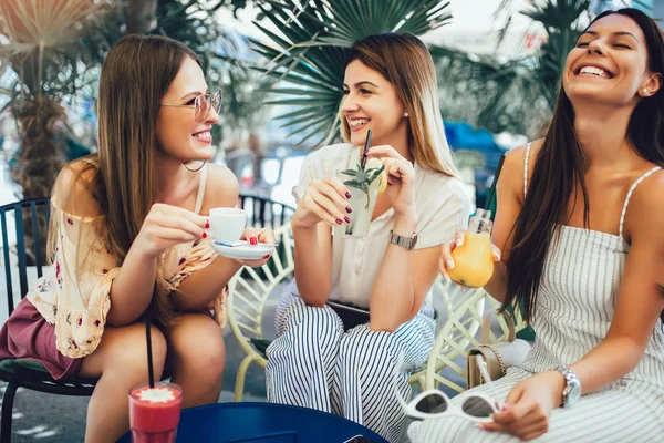 Красиві дівчата п'ють коктейль в кафе і розважаються . — стокове фото