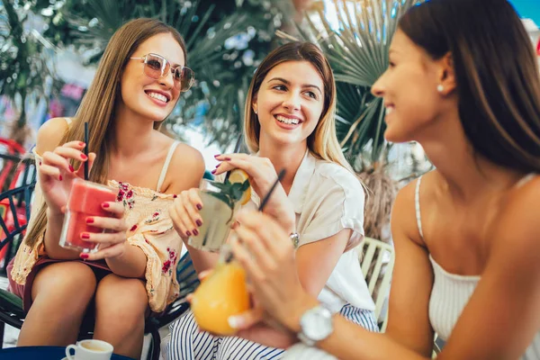 Mooie meisjes drinken cocktail in cafe en hebben plezier. — Stockfoto