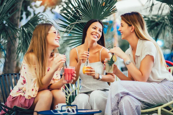 Mooie meisjes drinken cocktail in cafe en hebben plezier. — Stockfoto