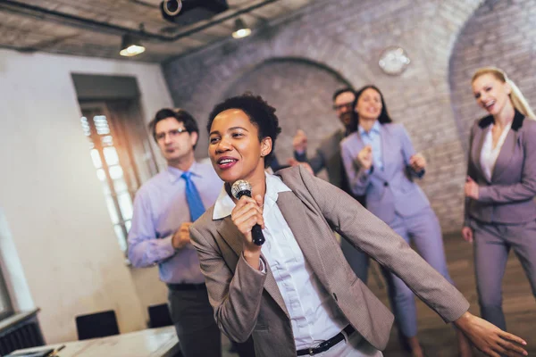 Divertida actividad de trabajo en equipo. Gente de negocios haciendo entrenamiento en equipo — Foto de Stock