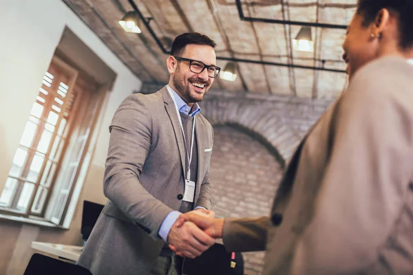 Young business people shaking hands in the office. Finishing suc — Stock Photo, Image