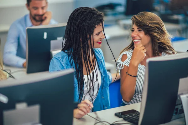 College students sitting in a classroom, using computers during — Stock Photo, Image