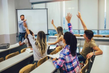 Üniversite öğrencileriyle erkek öğretmen tartışması