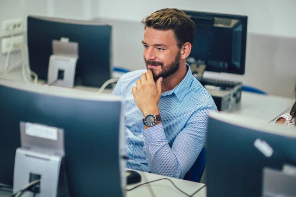 Hombre trabajando en la computadora en el laboratorio de informática. — Foto de Stock