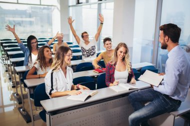 Üniversite öğrencileriyle erkek öğretmen tartışması