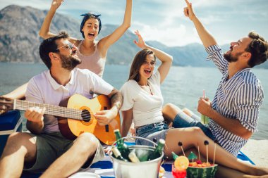 Mutlu gençler plaj partisinde eğleniyor..