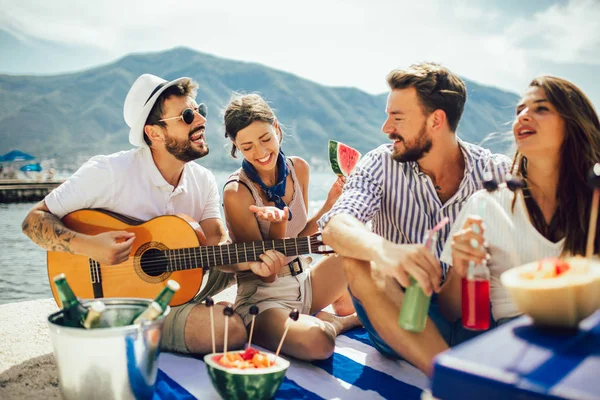 Glad ungdom som har det gøy på strandfest . – stockfoto