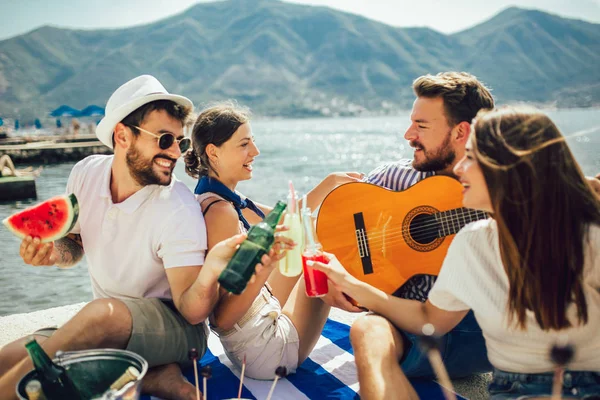 Jovens felizes se divertindo na festa na praia . — Fotografia de Stock