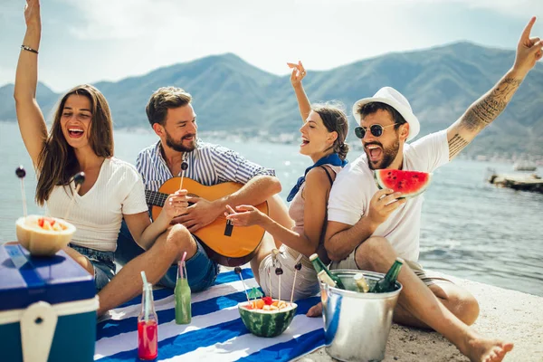 Tineri fericiți care se distrează la petrecerea pe plajă . — Fotografie, imagine de stoc