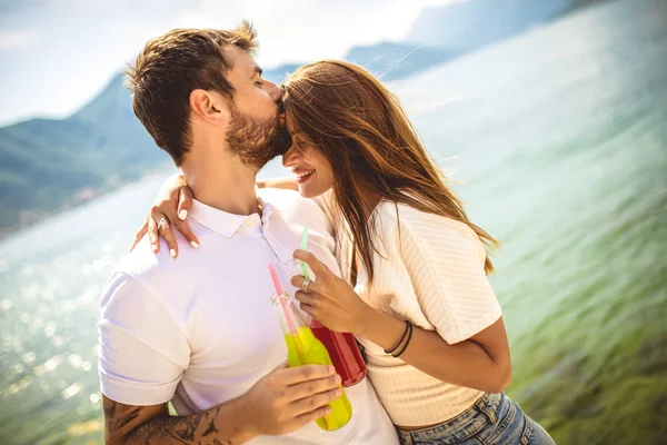 Paren die samen plezier hebben op het strand en cocktails drinken — Stockfoto