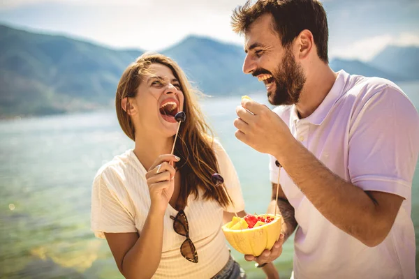 Pareja divirtiéndose juntos en la playa — Foto de Stock