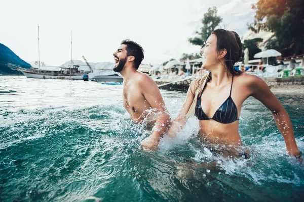 Сексуальна молода пара на пляжі розважається — стокове фото
