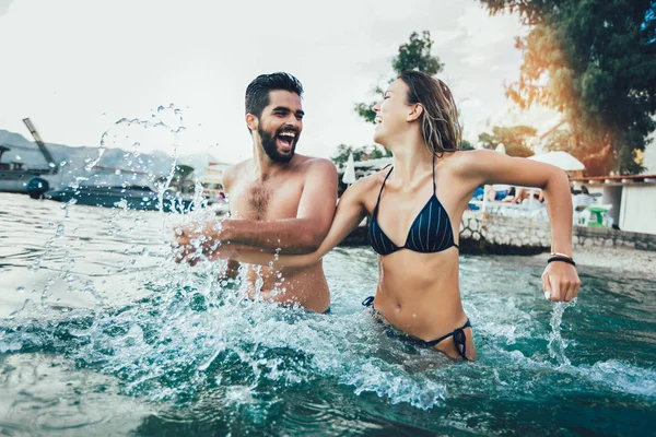 Sexy jovem casal na praia se divertindo — Fotografia de Stock