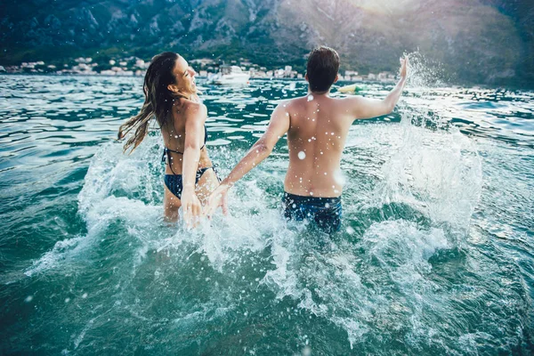 Sexy young couple on the beach having fun — Stock Photo, Image