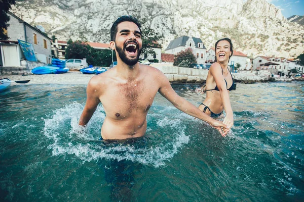 Sexy jovem casal na praia se divertindo — Fotografia de Stock