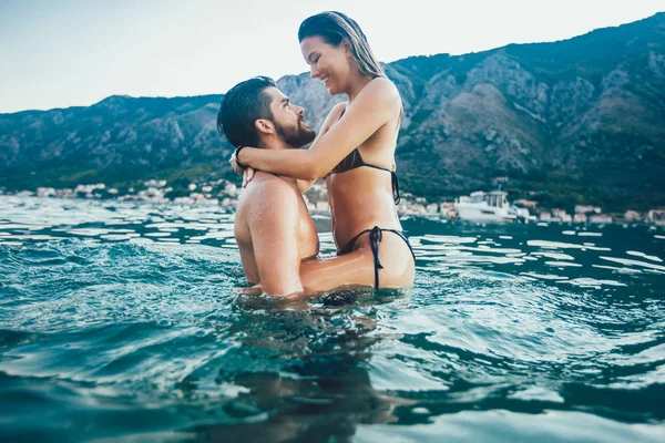 性感的年轻夫妇在海滩上的乐趣 — 图库照片