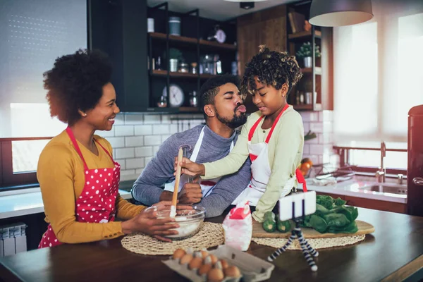Χαρούμενη μαύρη οικογένεια που περνάει τη μέρα της στην κουζίνα. — Φωτογραφία Αρχείου
