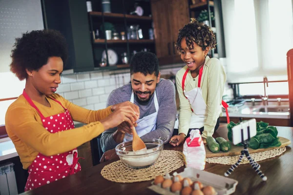 Feliz familia negra pasar el día en la cocina . —  Fotos de Stock