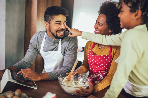 Счастливая черная семья проводит день на кухне . — стоковое фото