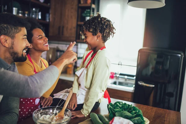 Щаслива чорна сім'я проводить день на кухні . — стокове фото
