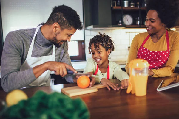 Casual familia feliz desayunando en la cocina, divirtiéndose . —  Fotos de Stock