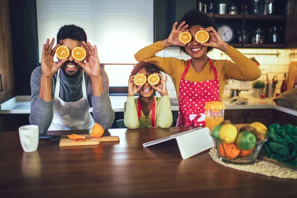 Sıradan mutlu bir aile mutfakta kahvaltı yapıyor, eğleniyor.. — Stok fotoğraf