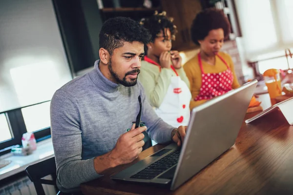 Feliz día de familia negra en la cocina. Padre usando laptop . — Foto de Stock