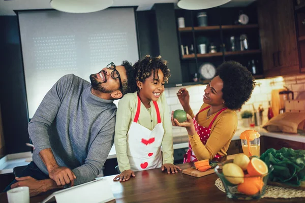 Χαρούμενη μαύρη οικογένεια ξοδεύει την ημέρα στην κουζίνα, χρησιμοποιώντας ψηφιακή ταμπλέτα — Φωτογραφία Αρχείου