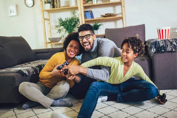 Familia afroamericana en casa sentada en sofá sofá y playin —  Fotos de Stock