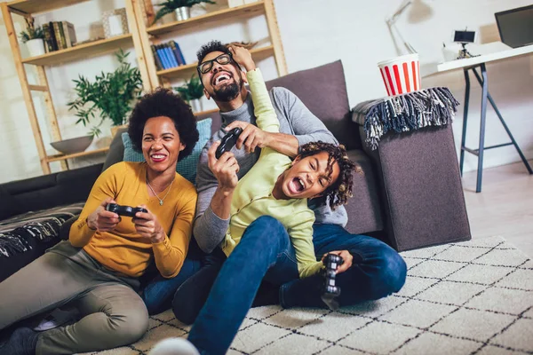 Familia afroamericana en casa sentada en sofá sofá y playin — Foto de Stock