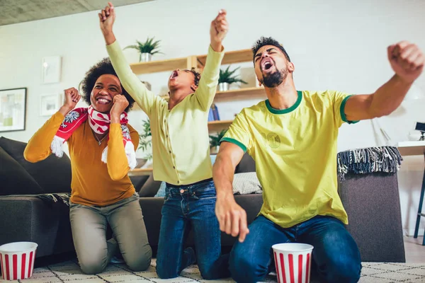 Happy African American rodzina trzech oglądania telewizji i doping — Zdjęcie stockowe