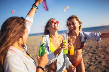 Üç güzel ve çekici genç bayandan oluşan bir grup eğleniyor.