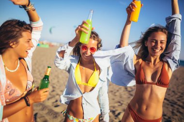 Üç güzel ve çekici genç bayandan oluşan bir grup eğleniyor.