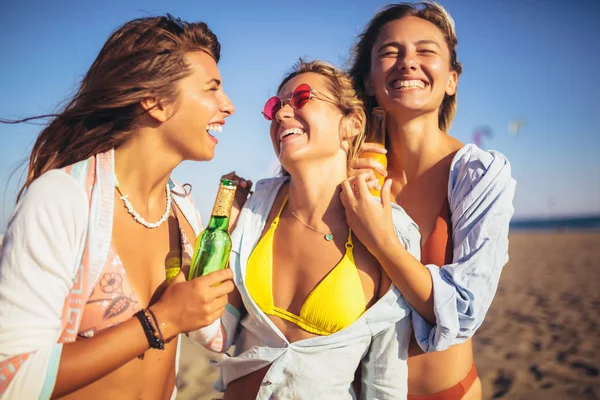 Groep van drie mooie aantrekkelijke jonge vrouwen hebben plezier op th — Stockfoto