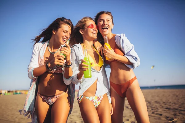 Skupina tří krásné atraktivní mladé ženy baví na th — Stock fotografie