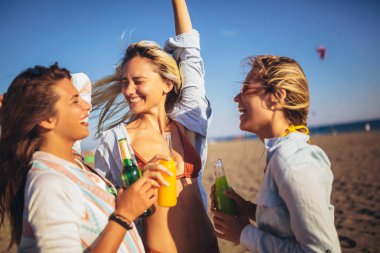 Üç güzel ve çekici genç bayandan oluşan bir grup eğleniyor.