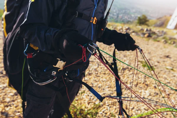 Active senior paraglider on the ground prepairs to fly. — Stock Photo, Image