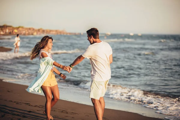 Pareja joven enamorada en la playa. Guapo joven con chica — Foto de Stock