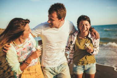 Genç arkadaşlar güneşli bir günde kumsalda yürüyüş yapıyorlar ve...